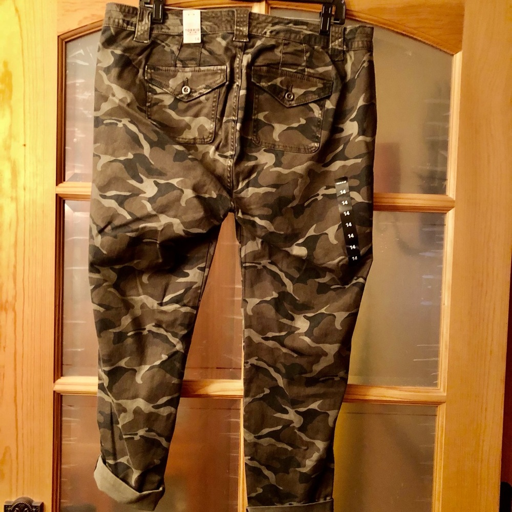 NWT Torrid Washed Olive Camo Crop Pant Size 14